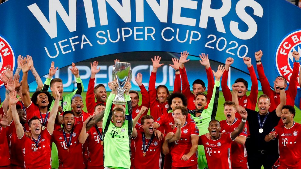 BAYERN MUNCHEN Manuel Neuer y la plantilla del Bayern de Múnich celebrando con el trofeo tras ganar la UEFA Super Cup 2020 bajo el arco de ganadores.