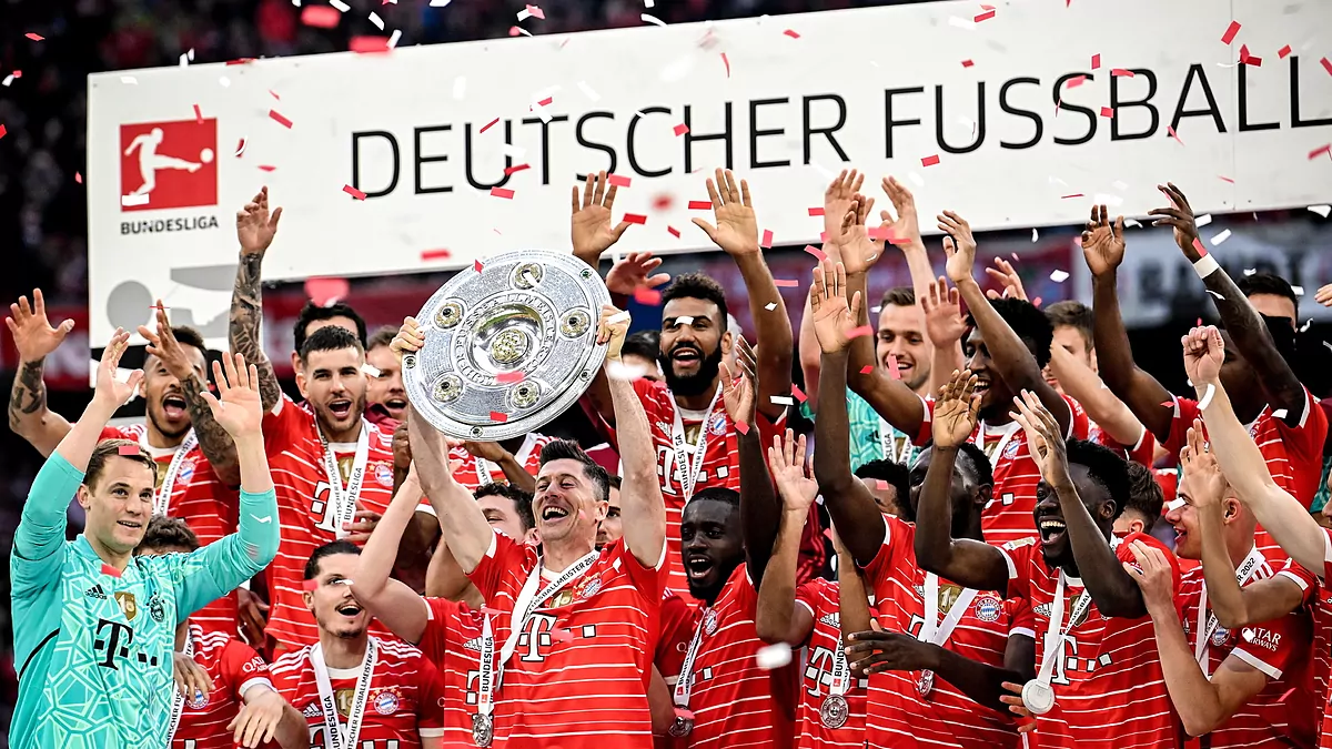 BAYERN MUNCHEN Robert Lewandowski y el equipo del Bayern de Múnich celebrando con el trofeo de la Bundesliga (Meisterschale) bajo una lluvia de confeti rojo.