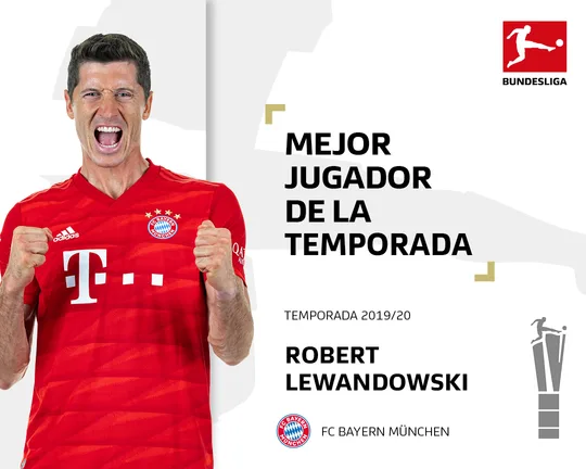 Robert Lewandowski celebrando el premio al Mejor Jugador de la Temporada de la Bundesliga con el FC Bayern München.