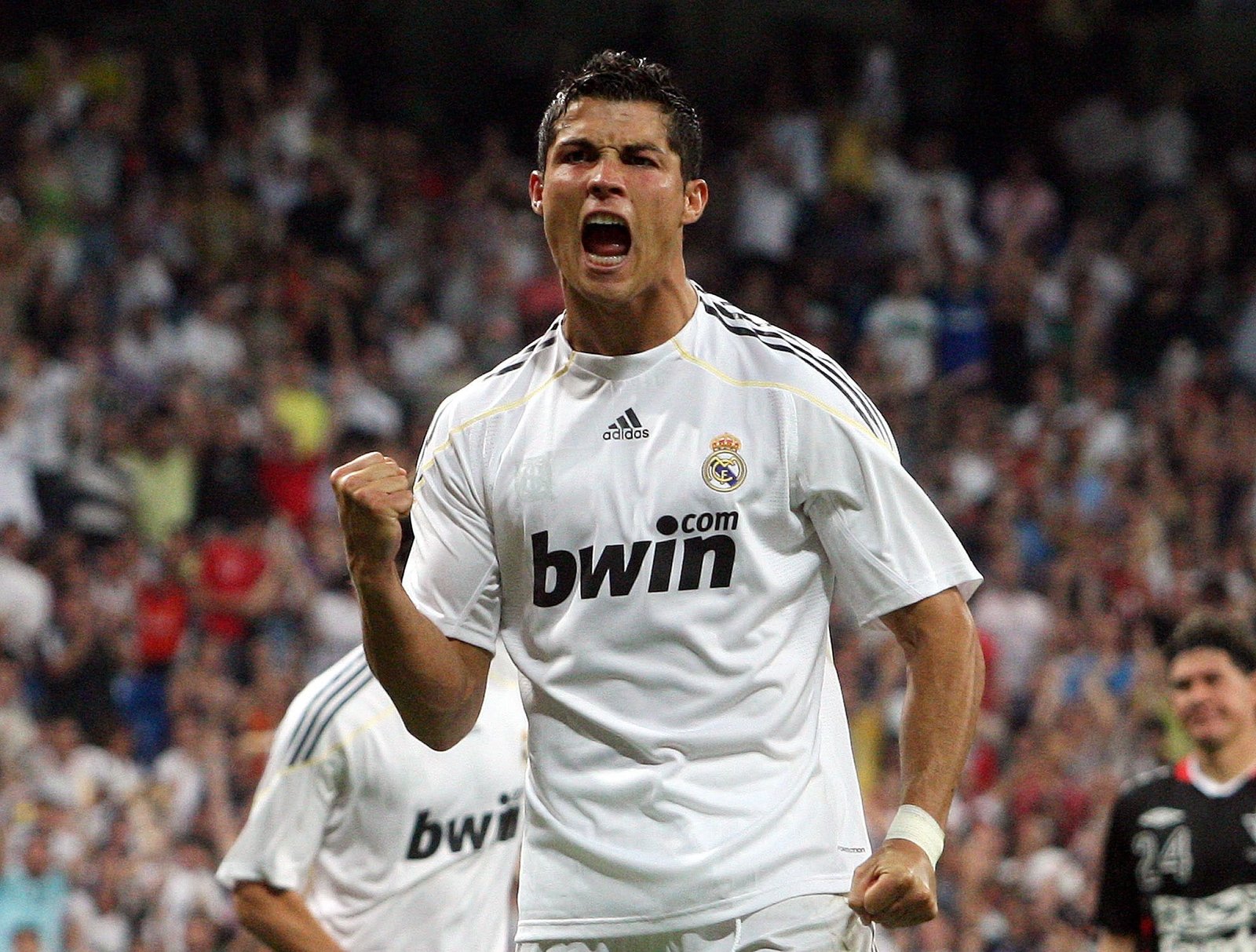 CRISTIANO RONALDO Cristiano Ronaldo celebrando un gol con euforia vistiendo la camiseta blanca del Real Madrid con el patrocinador Bwin.