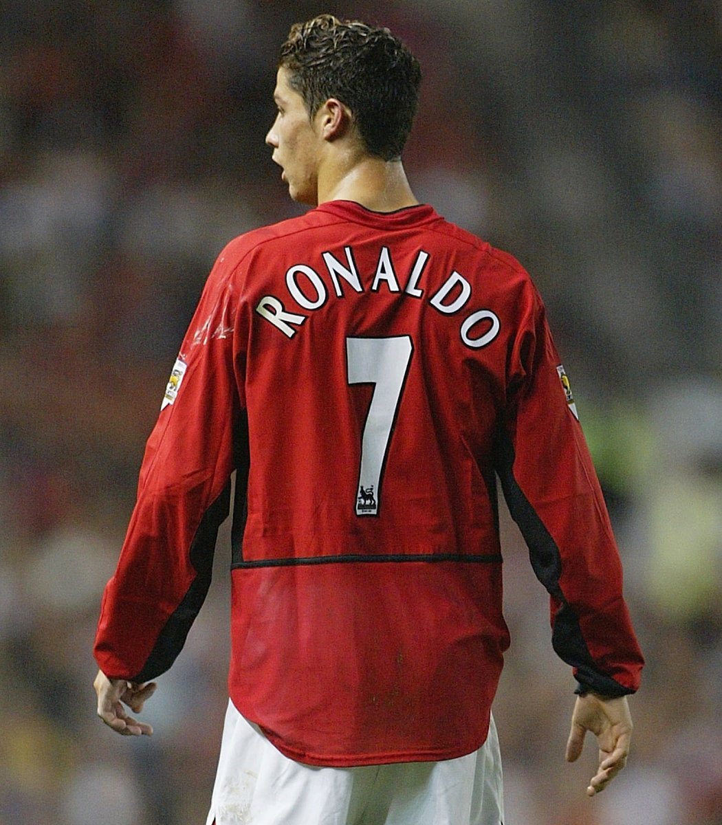 CRISTIANO RONALDO Cristiano Ronaldo de espaldas con la camiseta roja del Manchester United mostrando el dorsal número 7 en la Premier League.