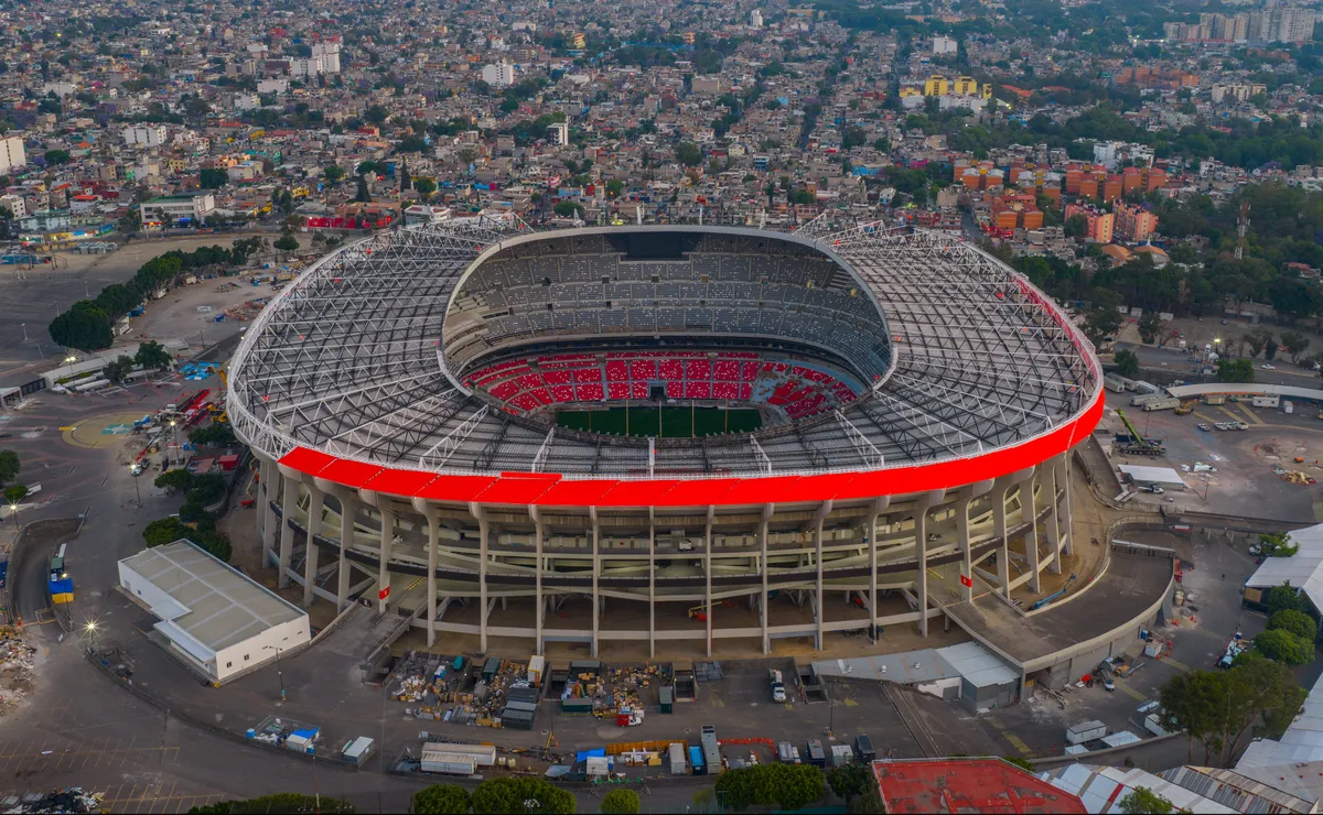 Vista aérea del Estadio Banorte durante su proceso de remodelación para el Mundial 2026, destacando el nuevo anillo perimetral rojo y la estructura del techo metálico.