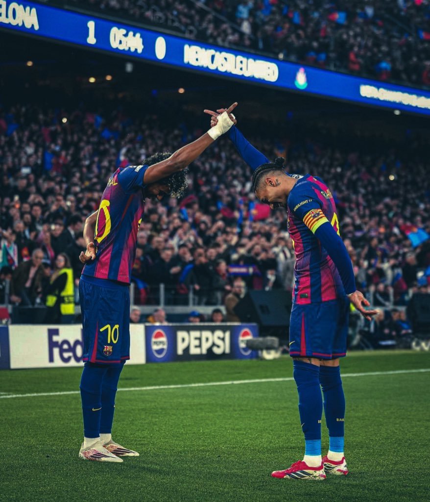 INICIO Imagen conceptual de Lamine Yamal (número 10) y Raphinha (número 22, con brazalete de capitán) del FC Barcelona, celebrando un gol con las cabezas juntas y los dedos índices hacia arriba, en un montaje del Camp Nou para un partido contra el Newcastle United.