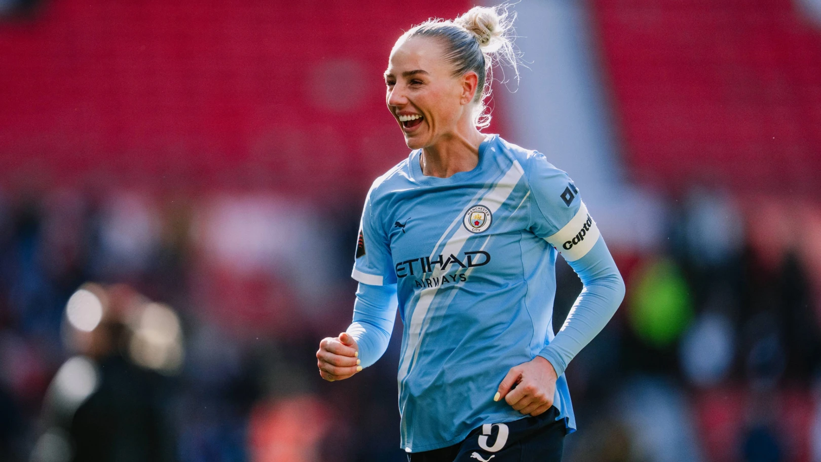 MANCHESTER CITY Alex Greenwood celebrando con la camiseta de local del Manchester City y el brazalete de capitana durante un partido de la WSL.