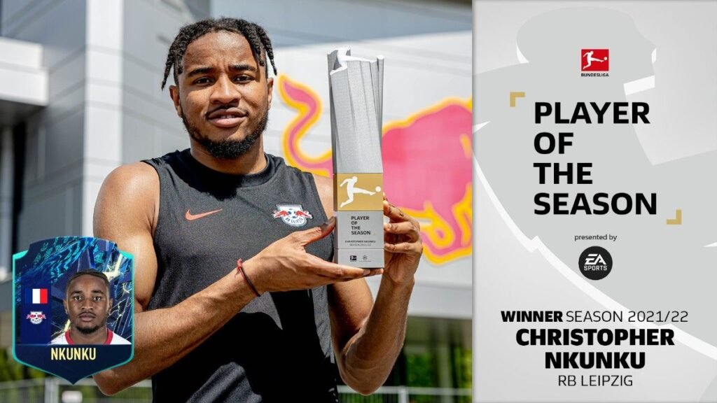 Christopher Nkunku posando con el trofeo Player of the Season de la Bundesliga y su carta especial de EA Sports FC tras su etapa en el RB Leipzig.
