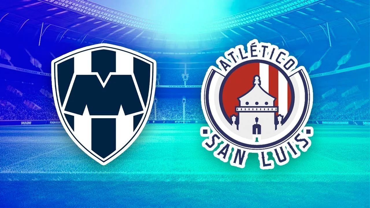 Escudos oficiales de Rayados de Monterrey y Atlético de San Luis sobre fondo de estadio iluminado en tonos azules para previa de la Liga MX.