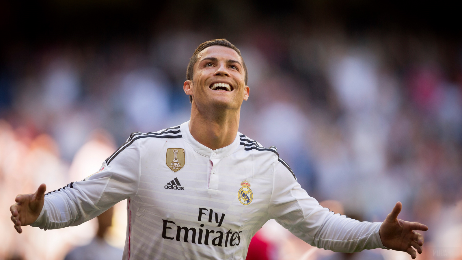 CRISTIANO RONALDO Cristiano Ronaldo sonriendo con la camiseta del Real Madrid y el parche de campeón del mundo de la FIFA.