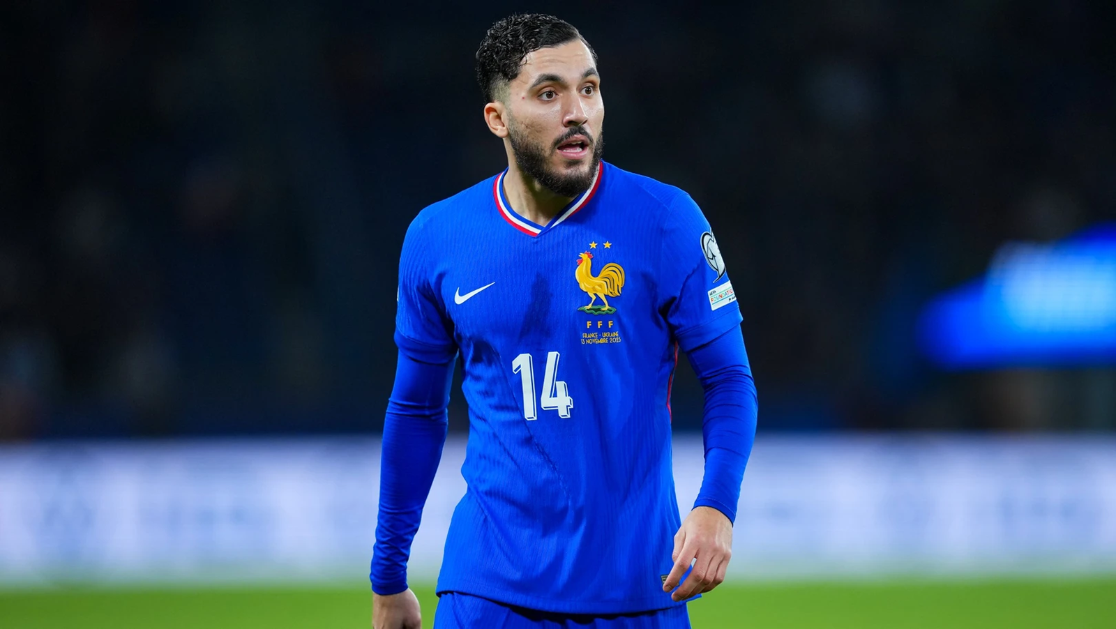 MANCHESTER CITY Rayan Cherki en acción con la selección de Francia, vistiendo la camiseta azul oficial con el dorsal número 14 y el escudo de la FFF.