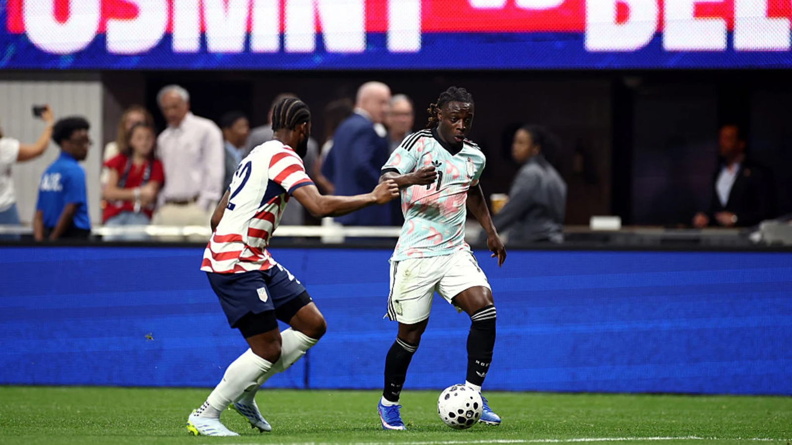 MANCHESTER CITY Jérémy Doku de la selección de Bélgica conduciendo el balón frente a un defensor de Estados Unidos durante un partido internacional.