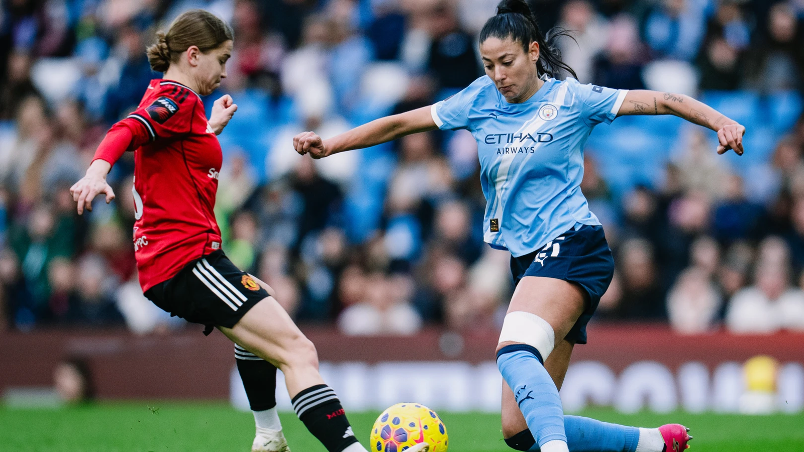 MANCHESTER CITY Leila Ouahabi del Manchester City controlando el balón frente a una defensora del Manchester United durante el derbi de la WSL.