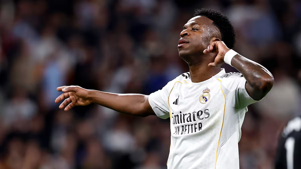 LALIGA Vinícius Júnior celebrando un gol con el Real Madrid en el Estadio Santiago Bernabéu durante un partido de la UEFA Champions League.