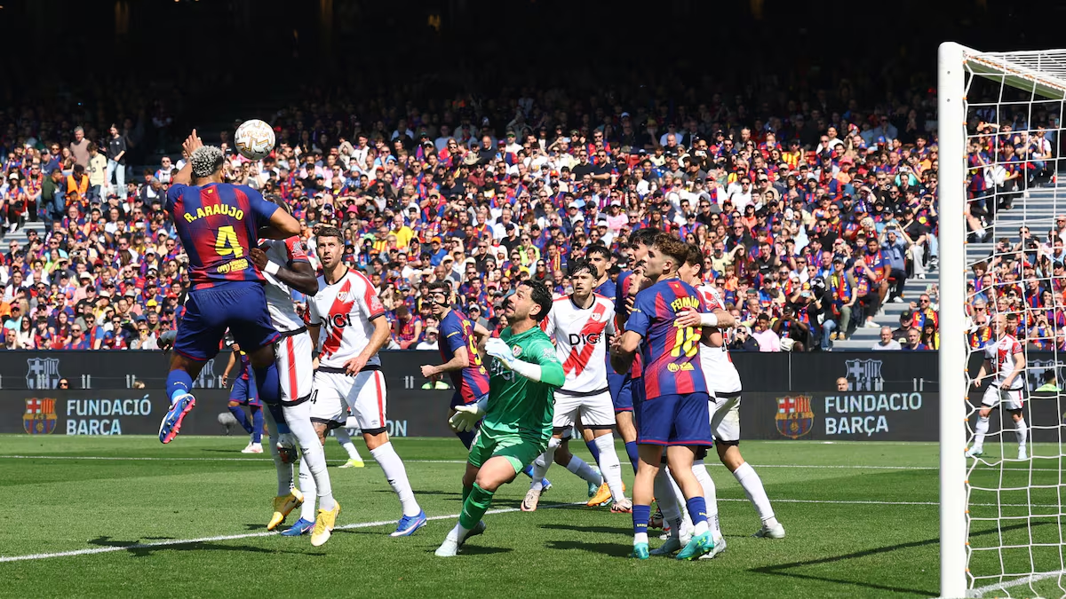 LALIGA Ronald Araújo rematando de cabeza durante un córner en el partido FC Barcelona contra Rayo Vallecano en el Estadio Olímpico Lluís Companys.