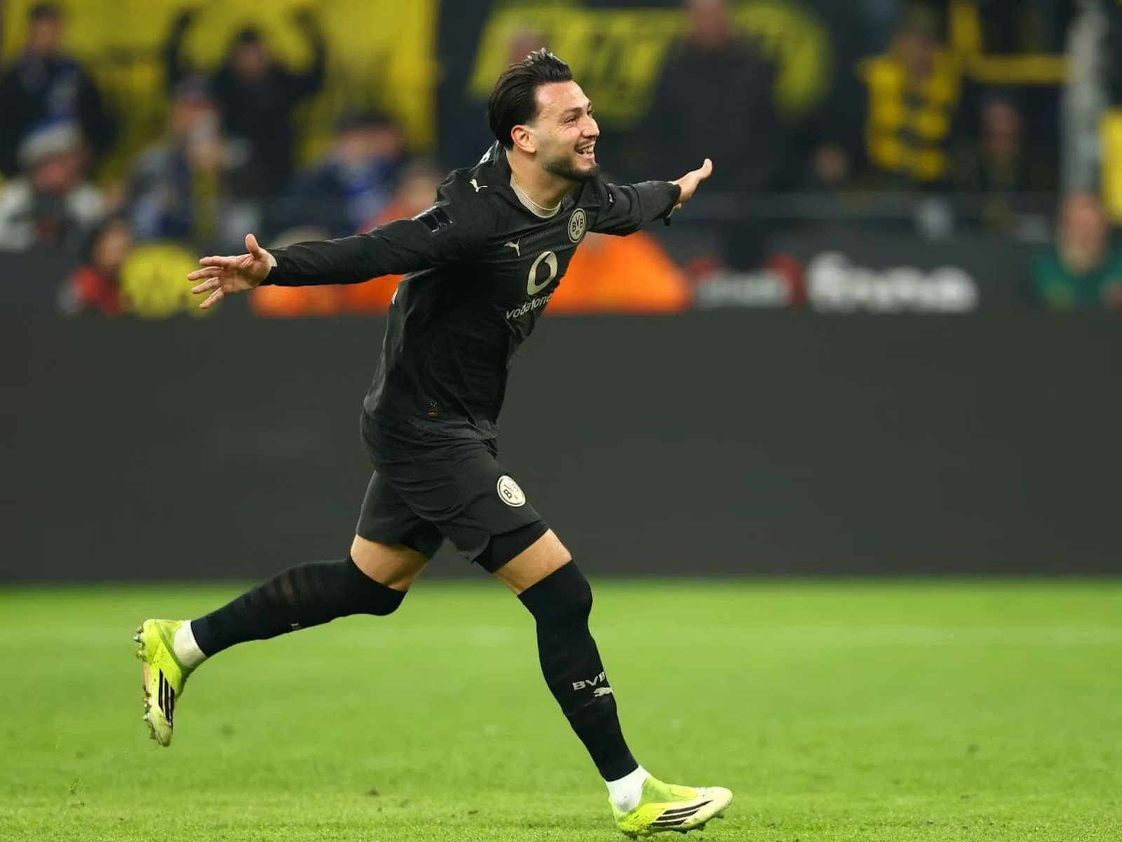 Ramy Bensebaini celebrando un gol con la equipación especial negra del Borussia Dortmund en el Signal Iduna Park.