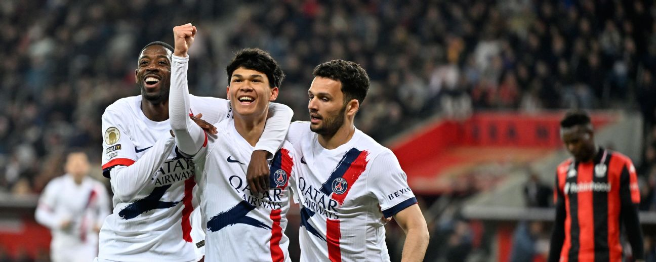 Ousmane Dembélé, Senny Mayulu y Gonçalo Ramos celebrando un gol con la camiseta blanca del PSG frente al Niza en la Ligue 1.