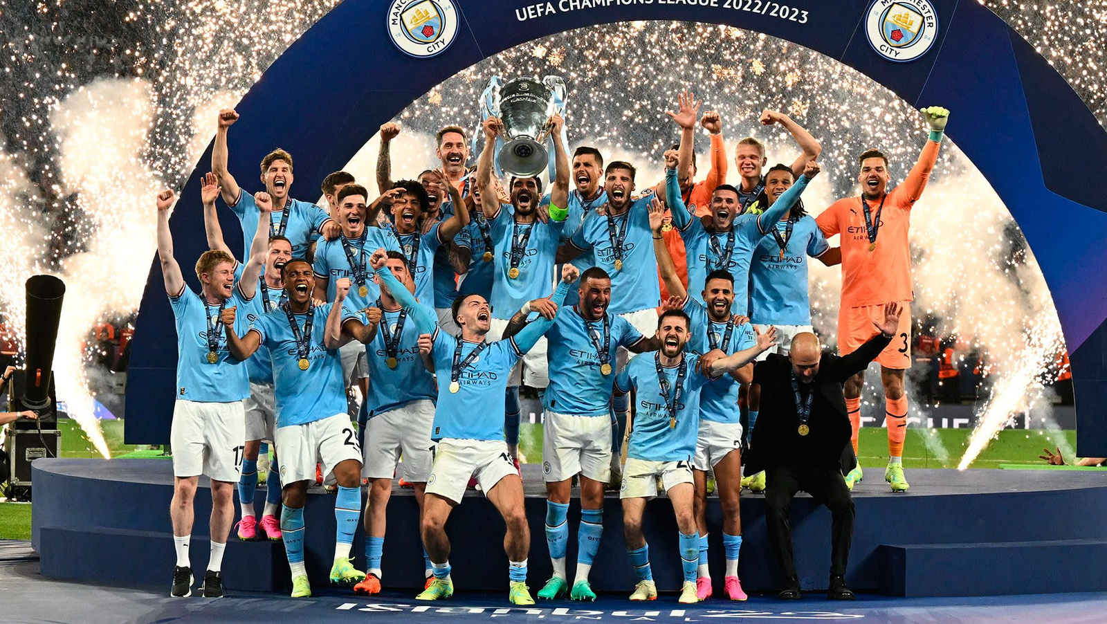 MANCHESTER CITY Jugadores del Manchester City celebrando su primer título de la UEFA Champions League 2022/23 en Estambul, levantando "La Orejona" entre fuegos artificiales y chispas.