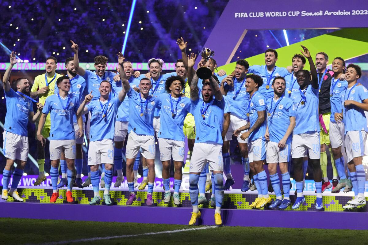 MANCHESTER CITY Jugadores del Manchester City celebrando el título del Mundial de Clubes de la FIFA 2023 en Arabia Saudita, con Kyle Walker levantando el trofeo junto a sus compañeros.