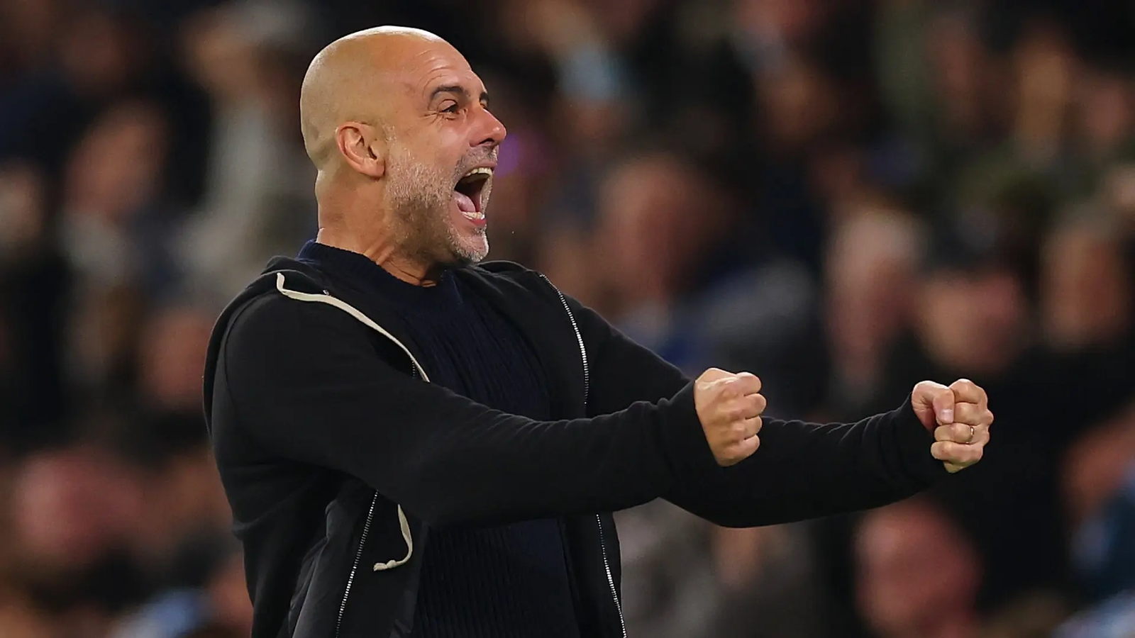 Pep Guardiola, entrenador del Manchester City, celebrando eufóricamente un gol en la Premier League.