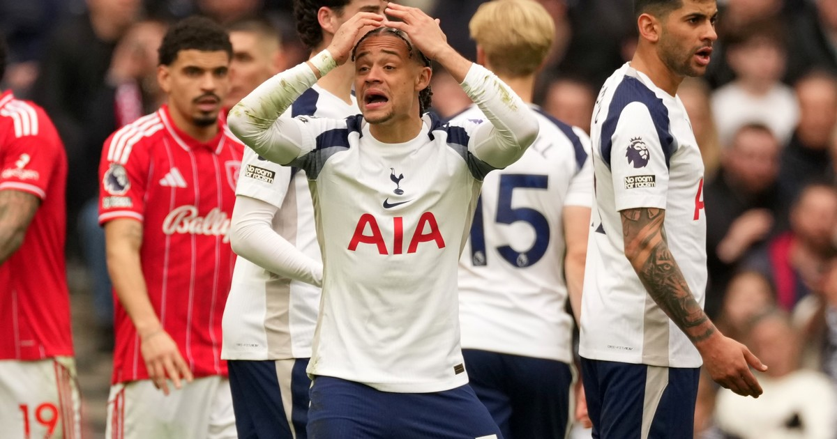 Xavi Simons del Tottenham Hotspur reaccionando con frustración durante un partido de la Premier League contra el Nottingham Forest.