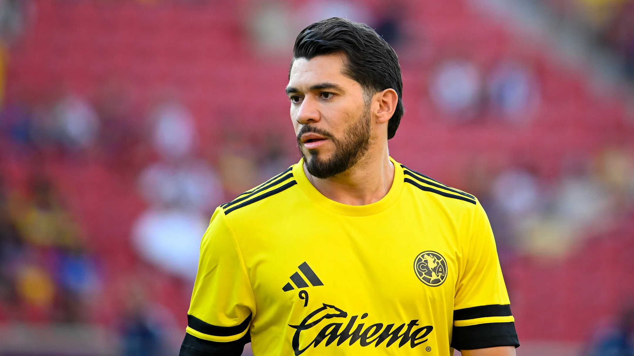 Henry Martín, delantero y capitán del Club América, durante una sesión de entrenamiento con la camiseta amarilla oficial.