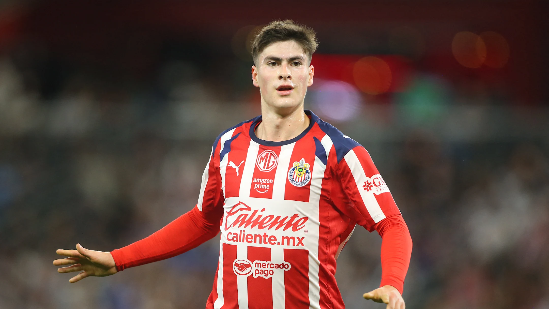 Armando González, delantero de las Chivas del Guadalajara, durante un partido oficial en el Estadio Akron.