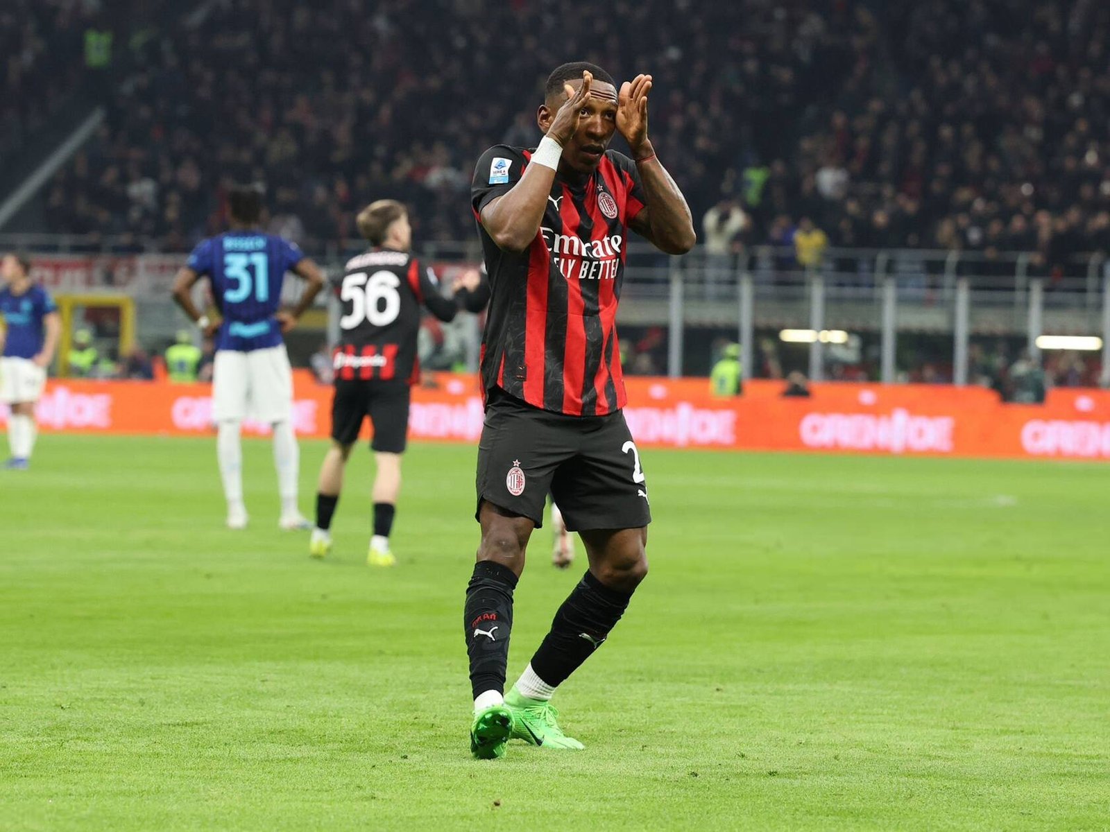 Pervis Estupiñán celebrando un gol con el AC Milan en el estadio de San Siro durante un partido de la Serie A.