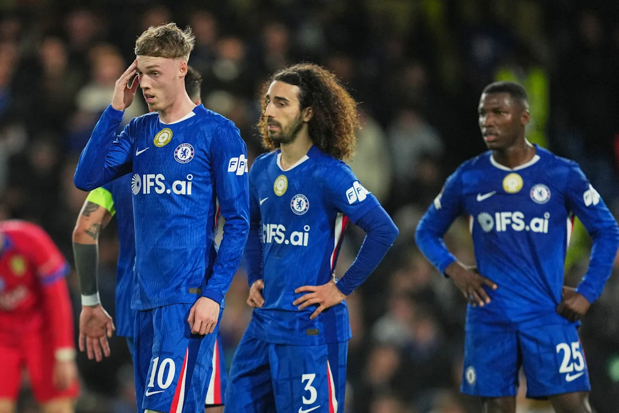 CHELSEA Cole Palmer, Marc Cucurella y Moises Caicedo del Chelsea FC con gestos de frustración y cansancio sobre el terreno de juego.