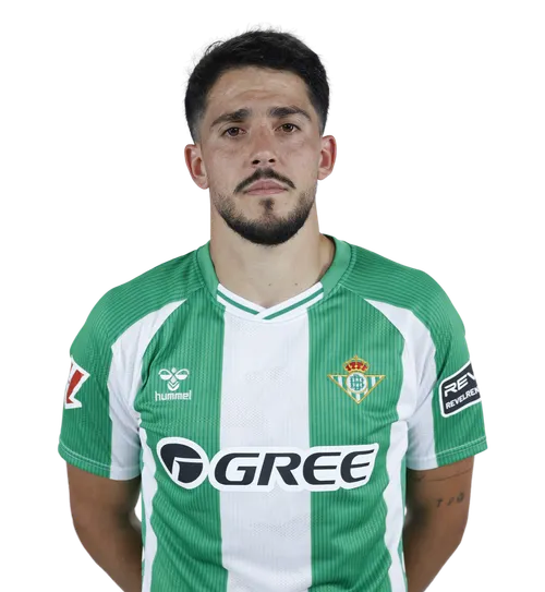 BETIS Retrato frontal de medio cuerpo del futbolista Pablo Fornals con barba y expresión seria. Viste la camiseta local del Real Betis con sus características franjas verdes y blancas, el escudo del club, la marca Hummel y el patrocinador GREE. Fondo con cuadrícula de transparencia.