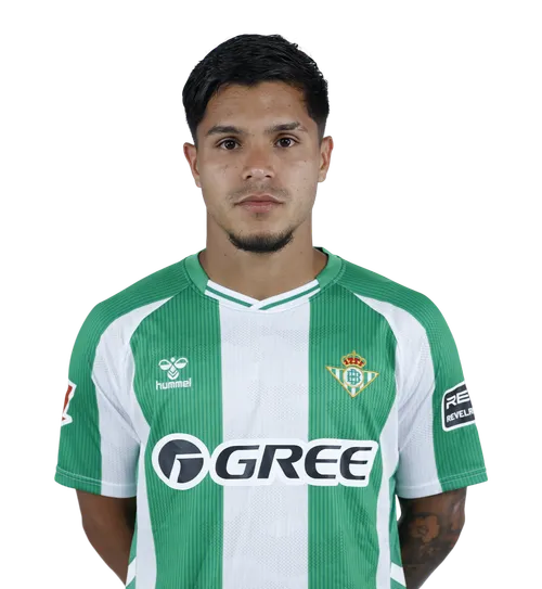 BETIS Retrato de medio cuerpo del futbolista Abner Vinícius posando frontalmente. Viste la camiseta local del Real Betis con franjas verticales verdes y blancas, el escudo del club en el pecho, la marca Hummel y el patrocinio principal de GREE. Fondo con cuadrícula de transparencia.