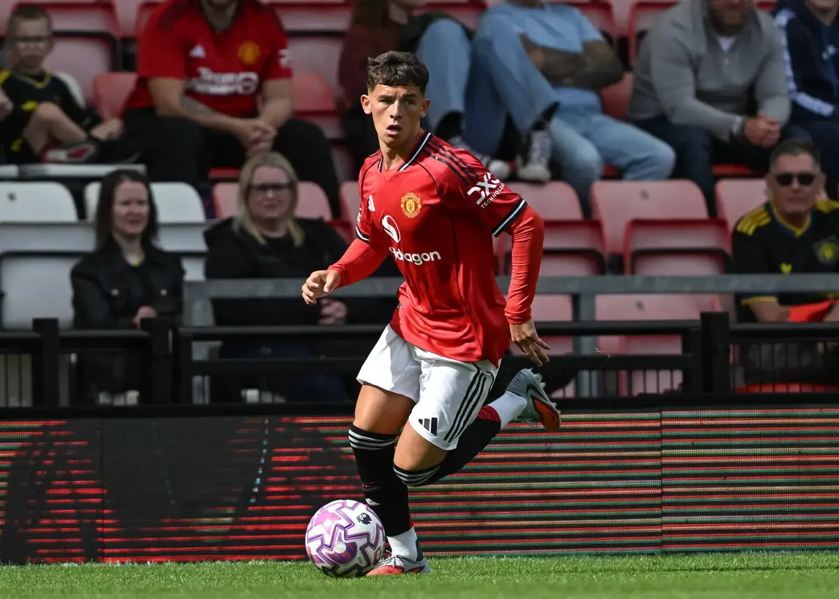 MAN UNITED Atleta joven del Manchester United con la equipación de entrenamiento roja en el centro deportivo de Carrington.