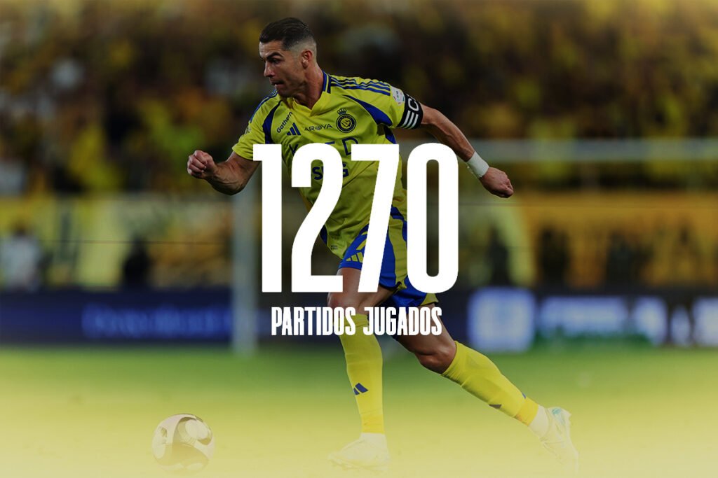 cristiano-ronaldo-record-1270-partidos-jugados-al-nassr Cristiano Ronaldo con el uniforme del Al-Nassr en acción de juego con texto superpuesto de 1270 partidos jugados.