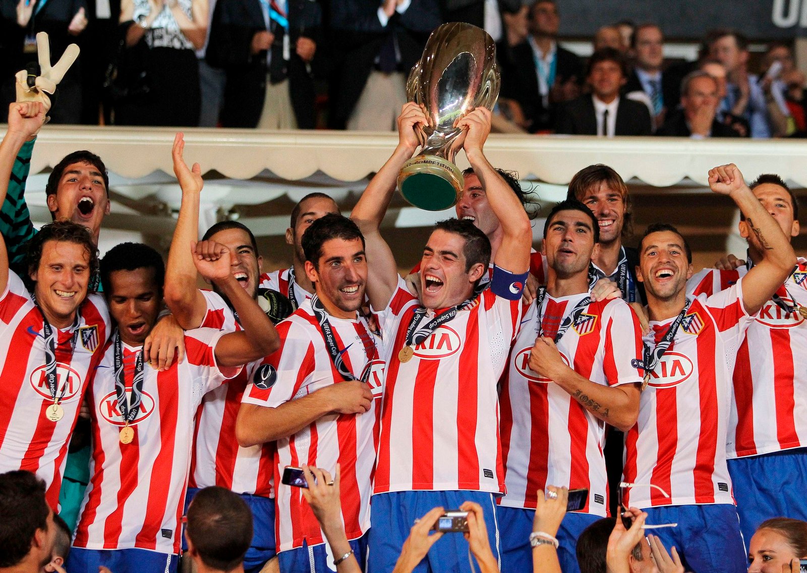Atlético de Madrid alzando la Copa del Rey en celebración