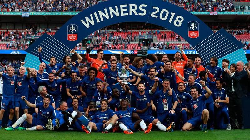 CHELSEA La plantilla y el cuerpo técnico del Chelsea FC celebrando con el trofeo de la FA Cup 2018 en el estadio de Wembley.