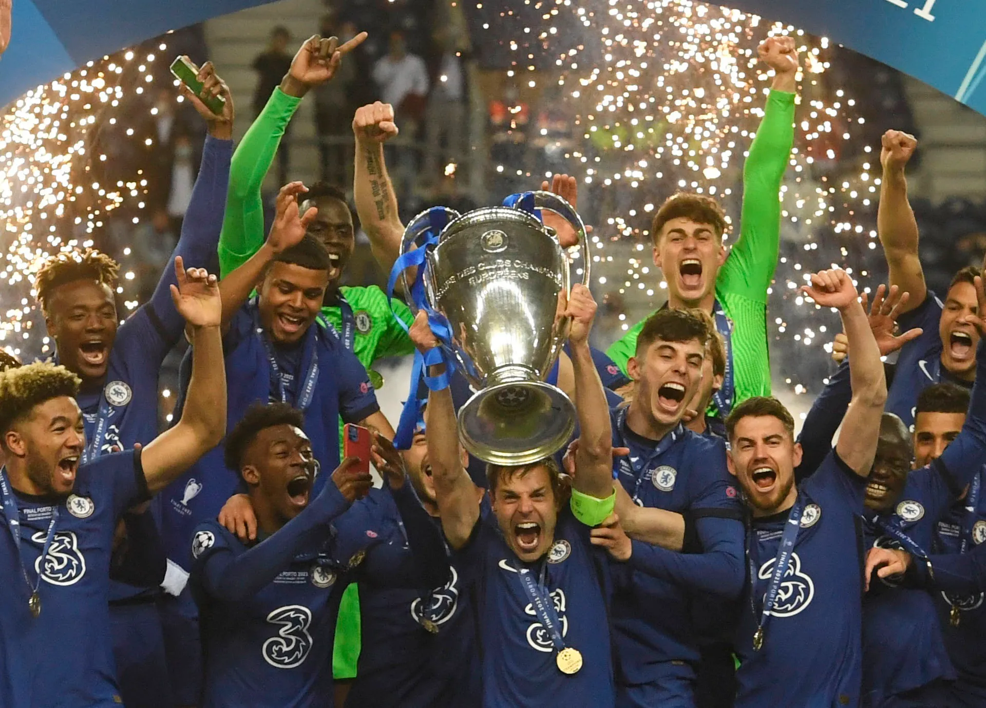 CHELSEA César Azpilicueta alzando el trofeo de la UEFA Champions League junto a sus compañeros del Chelsea tras vencer al Manchester City en la final de Oporto 2021.