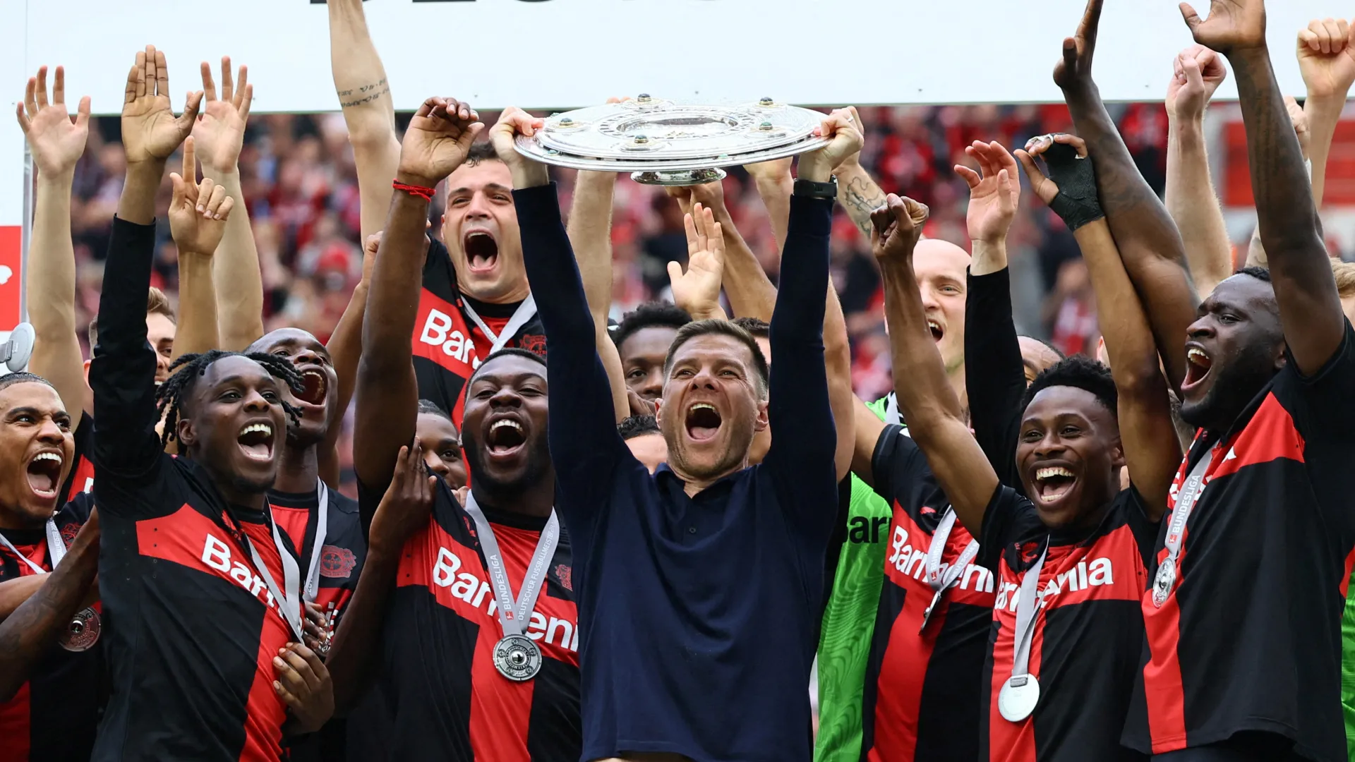 Leverkusen Bayer Leverkusen celebrando el título de la Bundesliga con toda la plantilla.