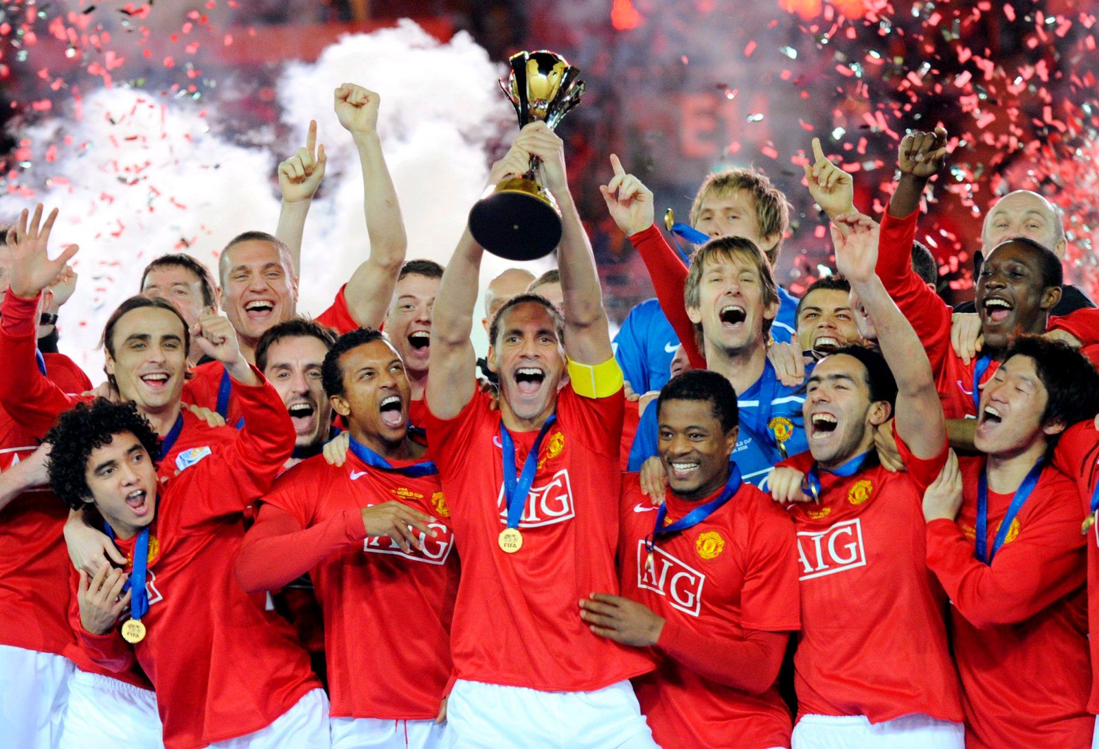 MAN UNITED Rio Ferdinand alzando el trofeo del Mundial de Clubes de la FIFA 2008 rodeado por la plantilla del Manchester United en Japón.