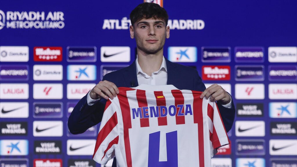 El jugador Mendoza posando con la camiseta oficial por ser uno de los fichajes del Atlético de Madrid durante su presentación en el Riyadh Air Metropolitano.