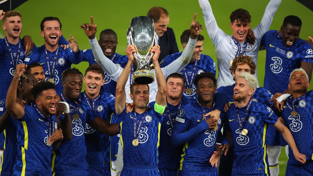 CHELSEA César Azpilicueta alzando el trofeo de la UEFA Super Cup junto a sus compañeros del Chelsea tras vencer al Villarreal en Belfast 2021.