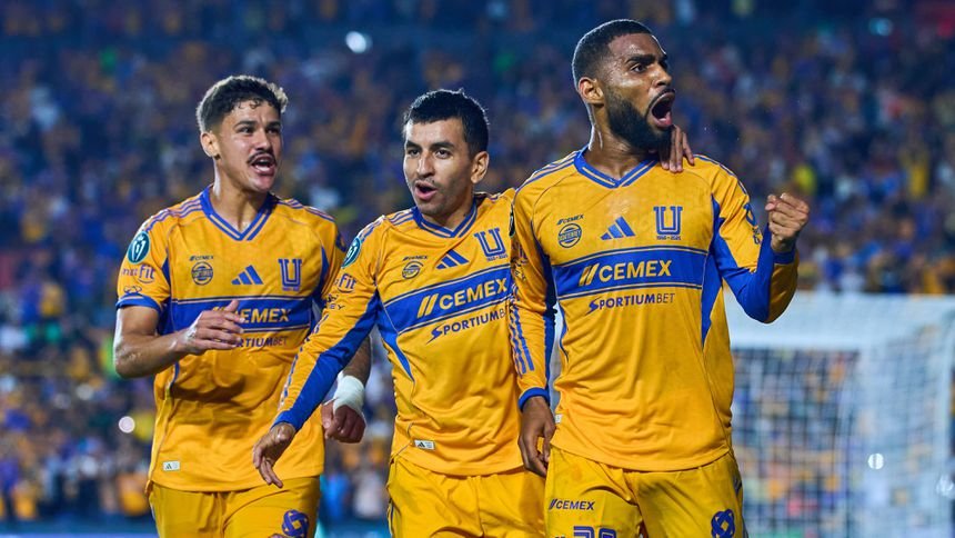 tigres-uanl-celebracion-brunetta-joaquim-samir Juan Brunetta, Joaquim y Samir Caetano celebrando un gol con Tigres UANL en la Liga MX