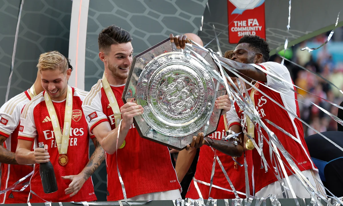 ARSENAL Declan Rice, Thomas Partey y Emile Smith Rowe celebrando con el trofeo de la Community Shield tras la victoria del Arsenal.