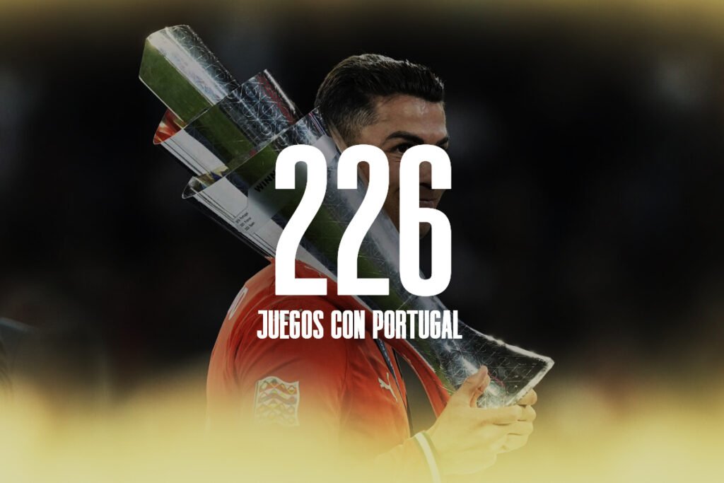 cristiano-ronaldo-record-partidos-seleccion-portugal-226 Cristiano Ronaldo cargando un trofeo oficial con la selección de Portugal y texto superpuesto de 226 juegos con Portugal.