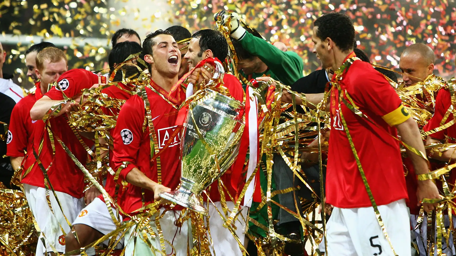 MAN UNITED Cristiano Ronaldo y Ryan Giggs celebrando con el trofeo de la Champions League tras la final de Moscú 2008 con el Manchester United.
