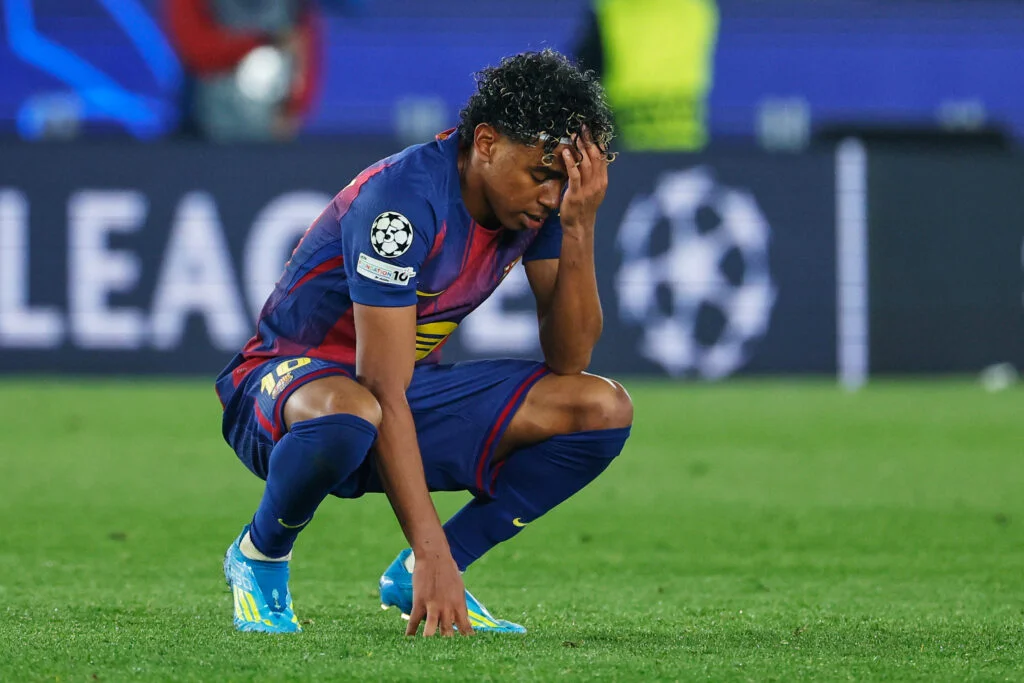 lamine-yamal-barcelona-champions-league Lamine Yamal lamentando la eliminación del FC Barcelona en Champions League