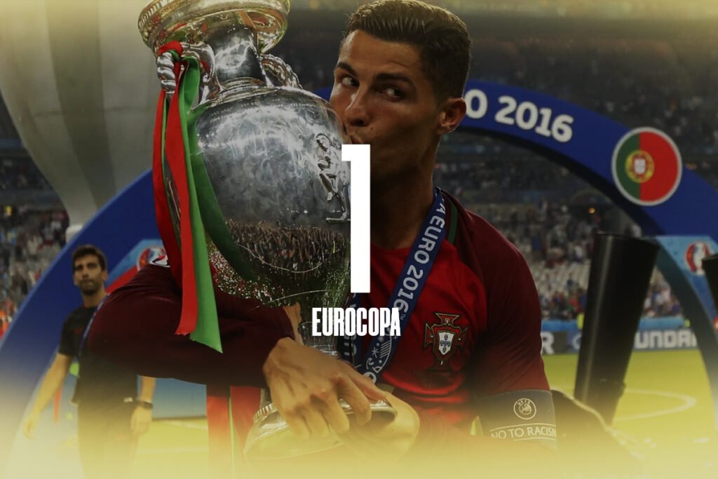 cristiano-ronaldo-campeon-eurocopa-2016-portugal Cristiano Ronaldo besando el trofeo de la Eurocopa con la selección de Portugal, con texto superpuesto de 1 Eurocopa.