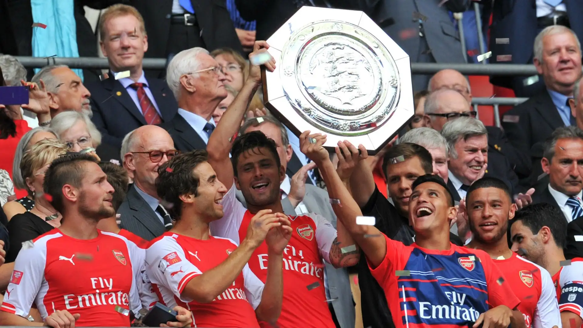 ARSENAL Alexis Sánchez, Olivier Giroud y Mathieu Flamini alzando el trofeo de la Community Shield tras una victoria del Arsenal en Wembley.