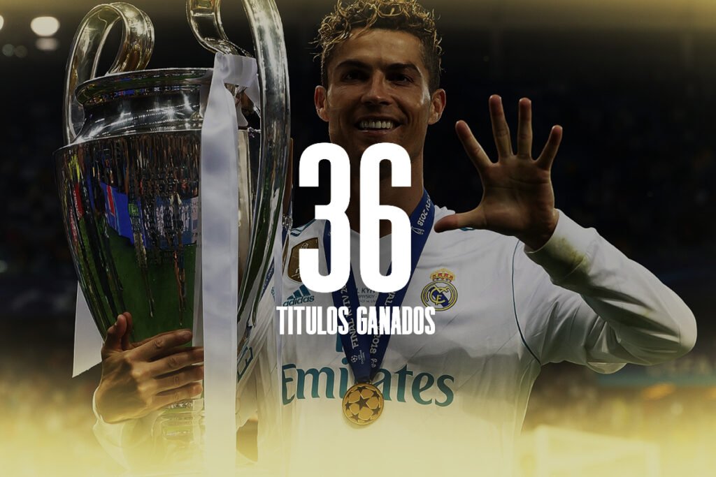 cristiano-ronaldo-36-titulos-ganados-palmares-historico Cristiano Ronaldo con el Real Madrid sosteniendo la Champions League y mostrando cinco dedos, con texto superpuesto de 36 títulos ganados.