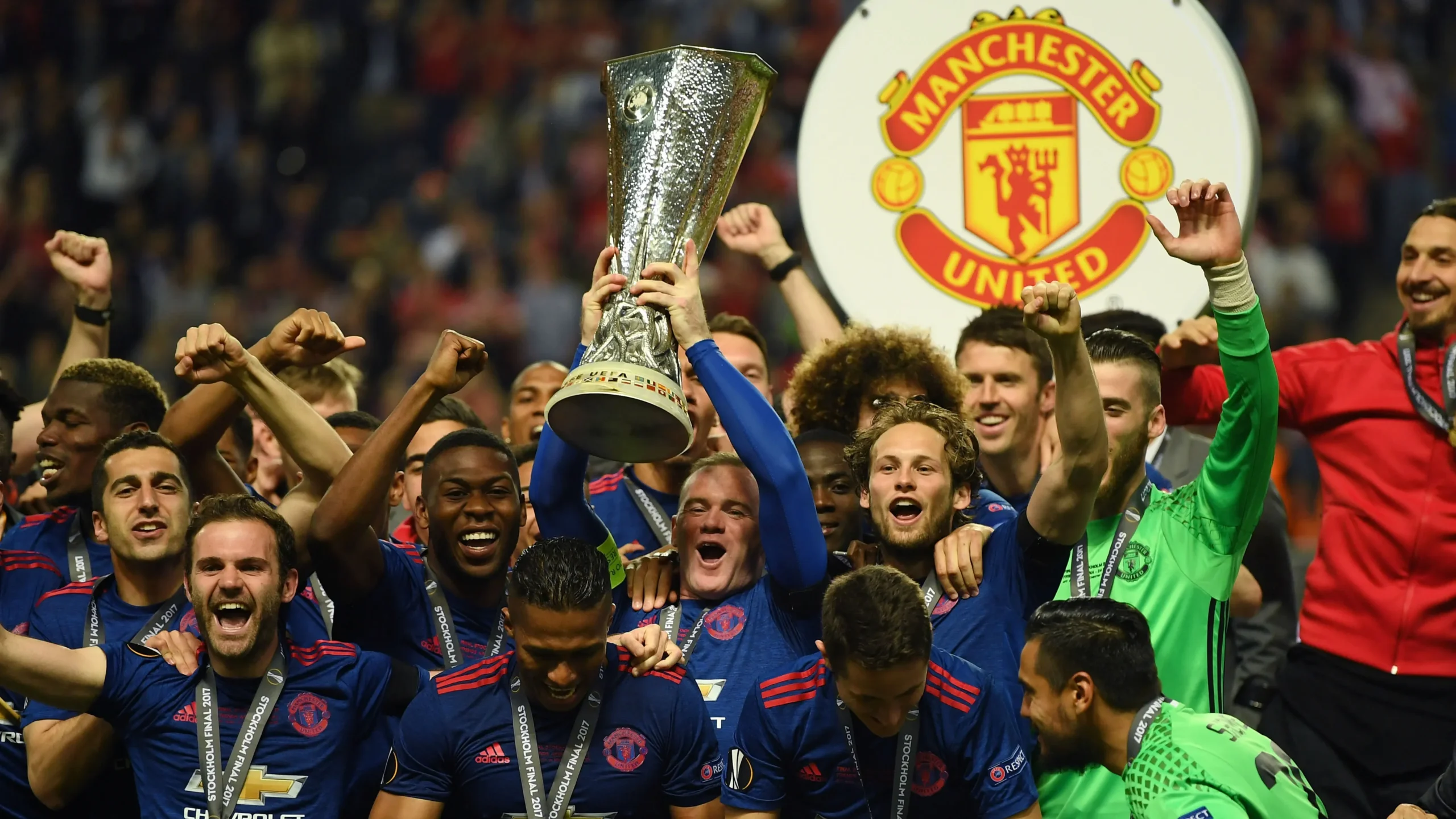 MAN UNITED Wayne Rooney alzando el trofeo de la UEFA Europa League con el Manchester United tras la final de Estocolmo 2017.