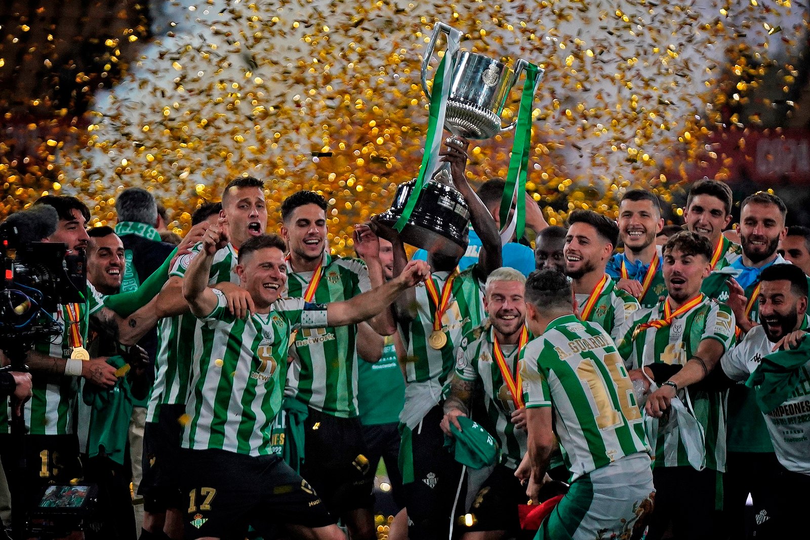 BETIS Real Betis Balompié levantando la Copa del Rey con el capitán