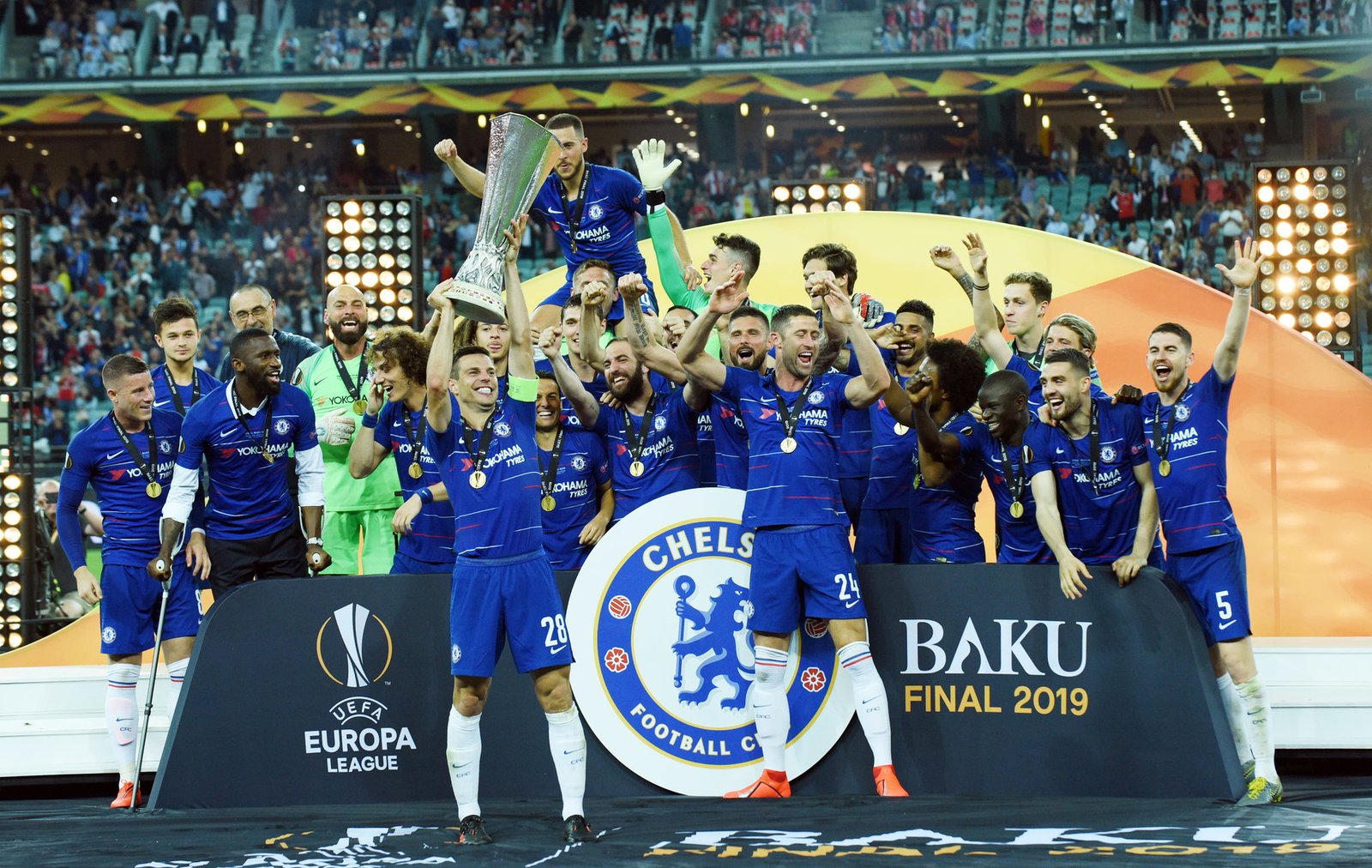CHELSEA César Azpilicueta alzando el trofeo de la UEFA Europa League junto a la plantilla del Chelsea tras vencer en la final de Bakú 2019.