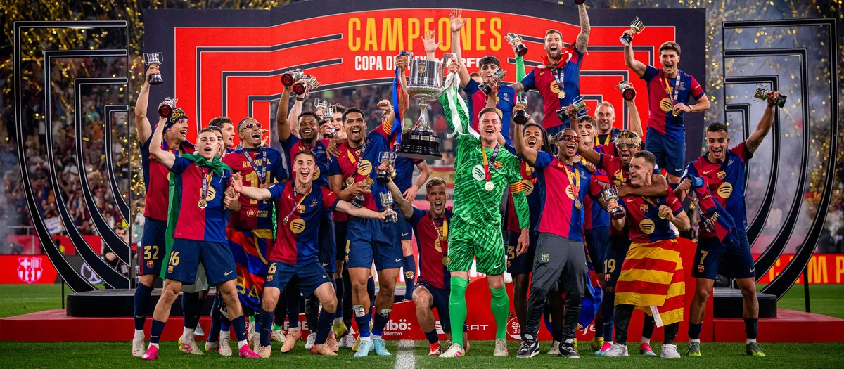BARCELONA Plantilla del FC Barcelona celebrando el título de la UEFA Champions League 2015 en Berlín con el triplete.