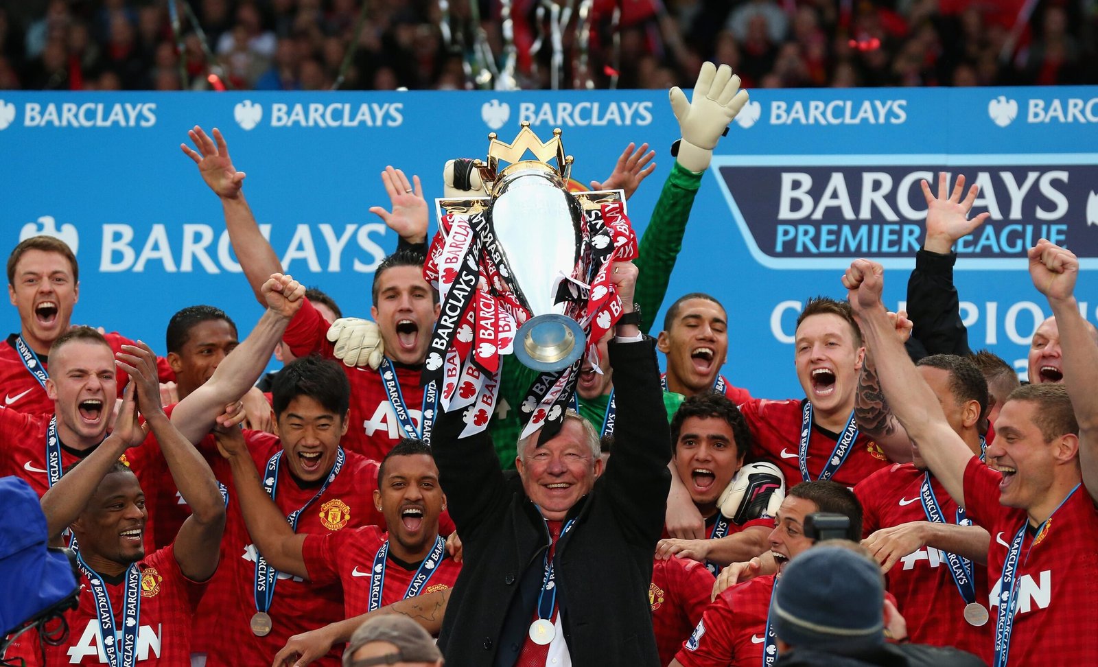 MAN UNITED Sir Alex Ferguson alzando el trofeo de la Premier League junto a la plantilla del Manchester United en la temporada 2012/13.